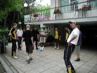 Strassenfussballer mit Coach Wolfi !