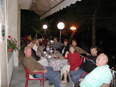 Auf der Hotelterasse bei einem Glas Wein